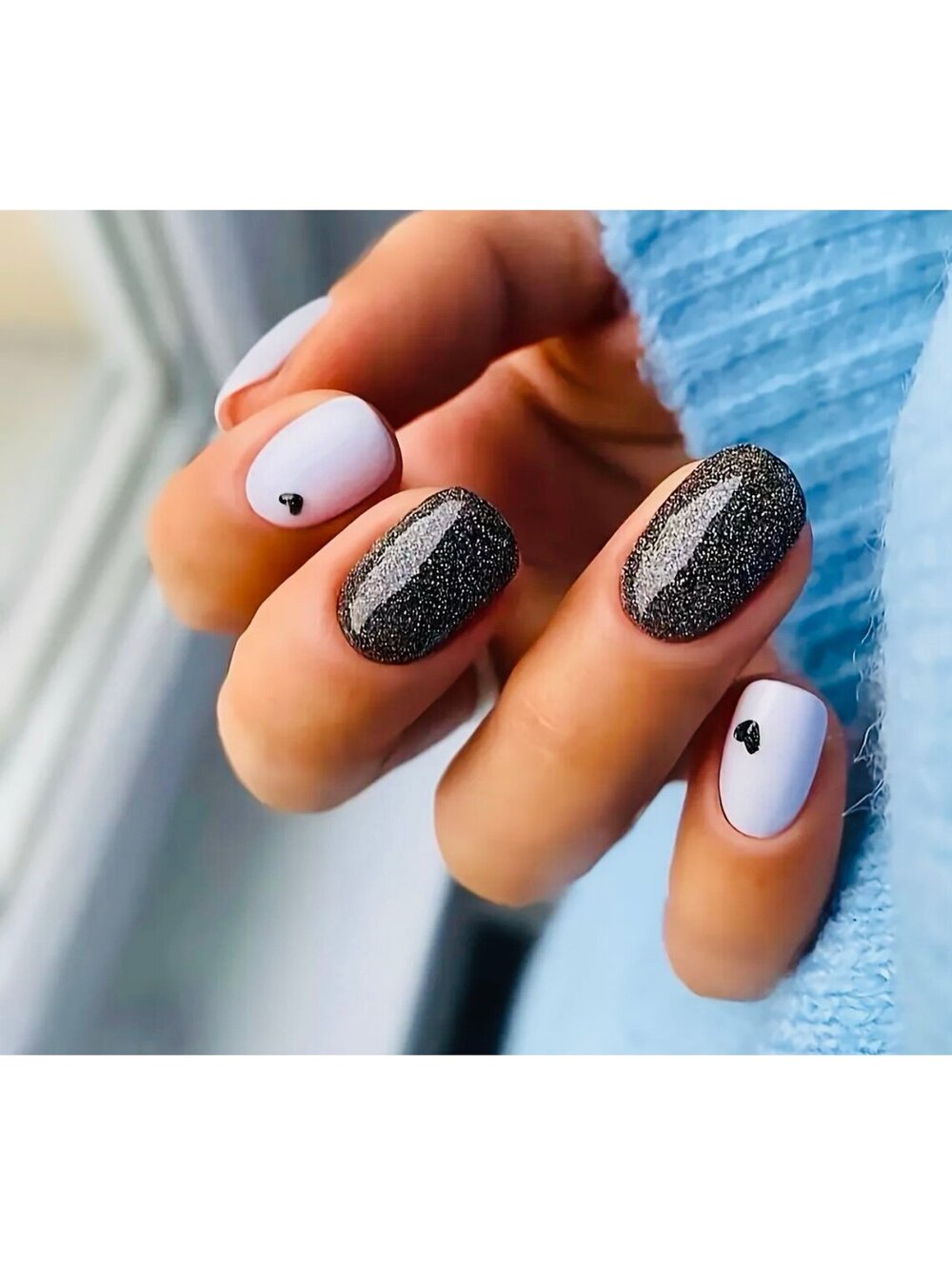 New - 24pcs -Black /White -Reusable Press-On Nails with Glitter Heart Patterns